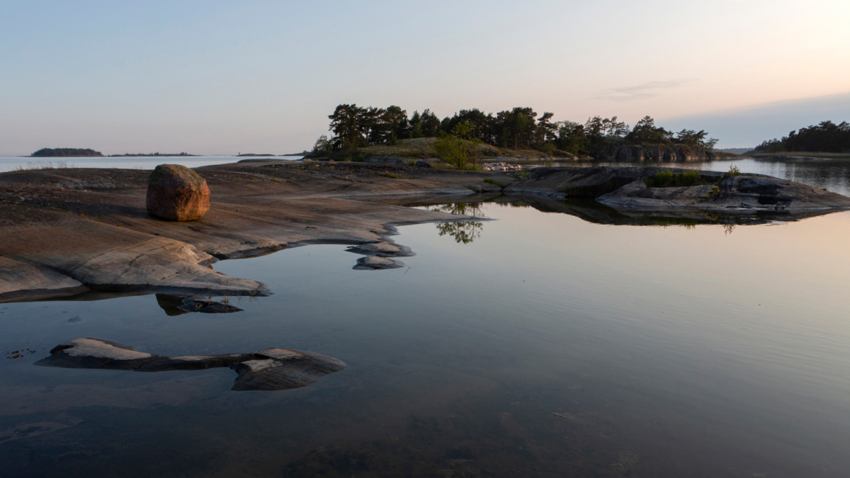 Kallioranta auringonlaskussa Itämerellä